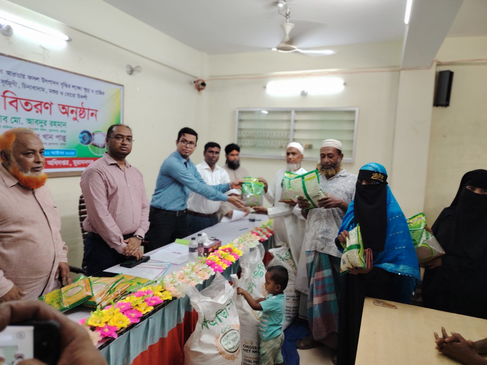 কুমিল্লায় কৃষকদের মধ্যে সার ও বীজ বিতরণ