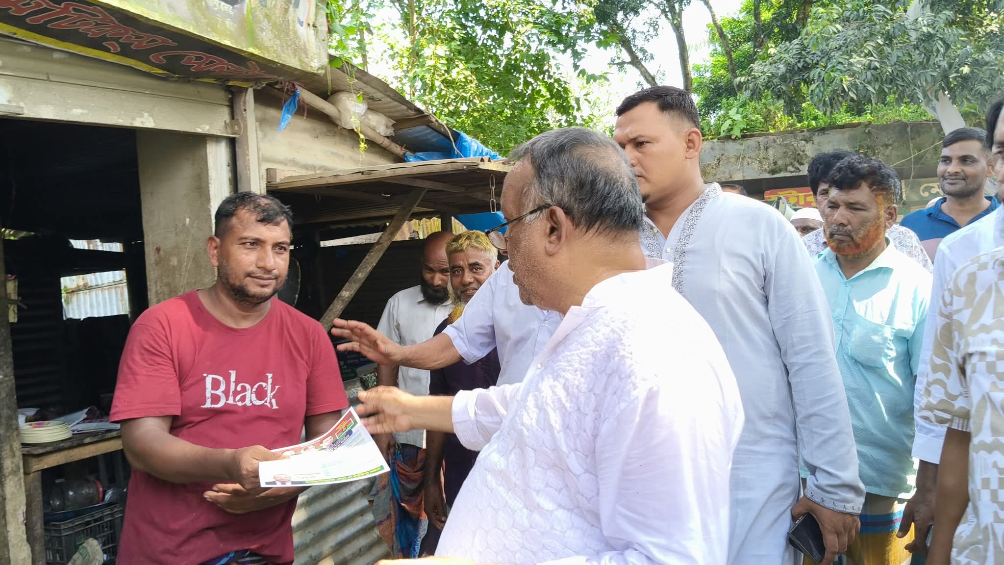 কুমিল্লায় তারেক রহমান ঘোষিত ৩১ দফার লিফলেট বিতরণ 