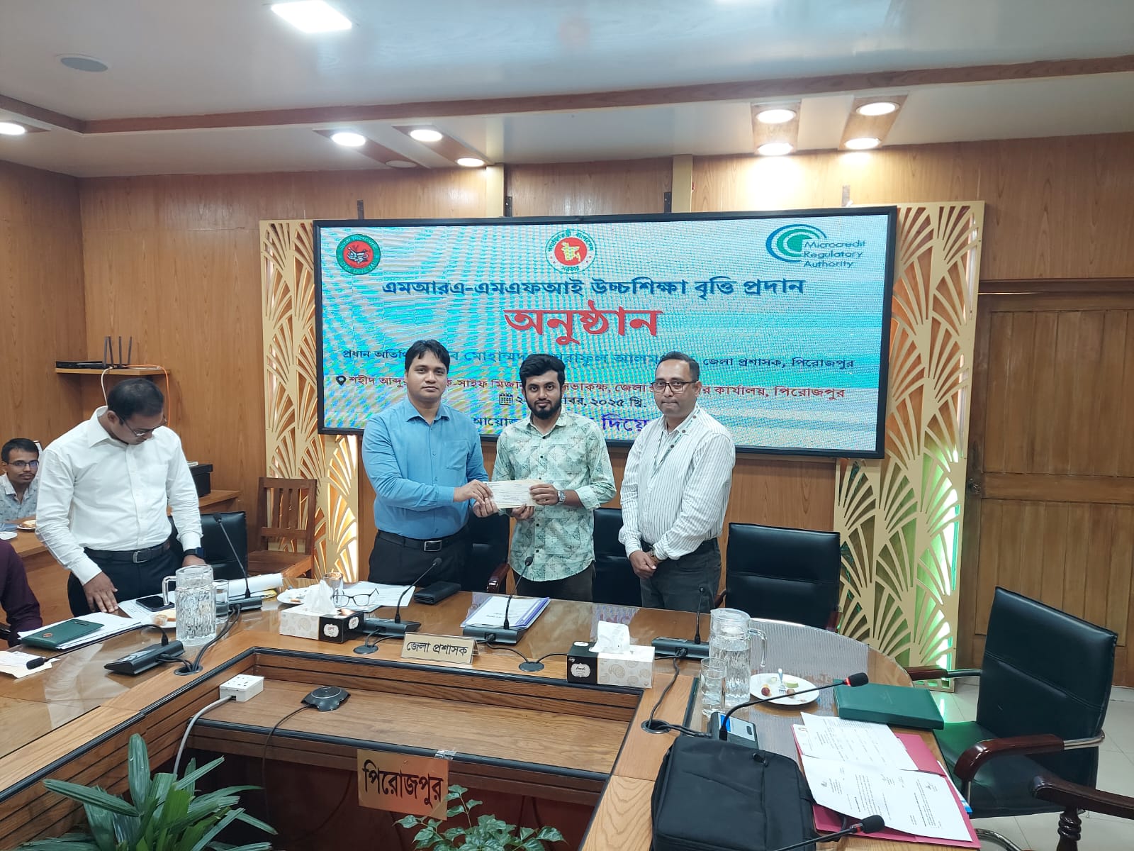 পিরোজপুরে অসচ্ছল মেধাবীদের উচ্চশিক্ষা বৃত্তি