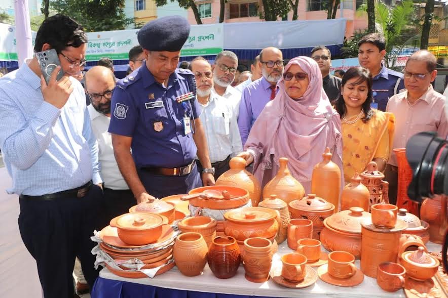 বগুড়ায় প্লাস্টিকের বিকল্প পণ্যের প্রদর্শনী