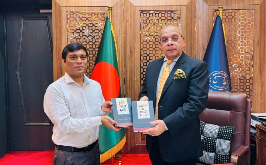 প্রধান বিচারপতিকে বাসসের প্রকাশনা উপহার