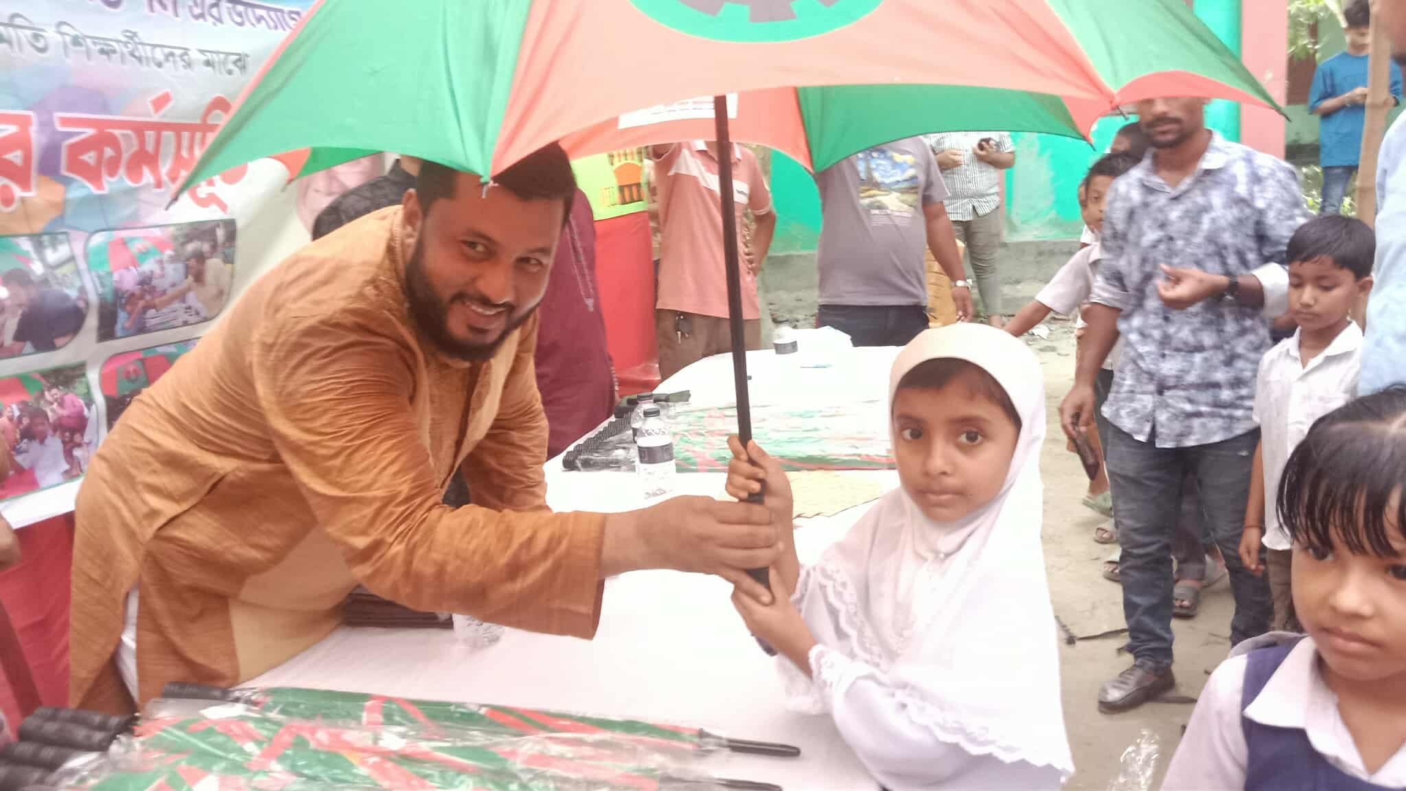 নরসিংদীতে বিএনপি নেতার ছাতা বিতরণ