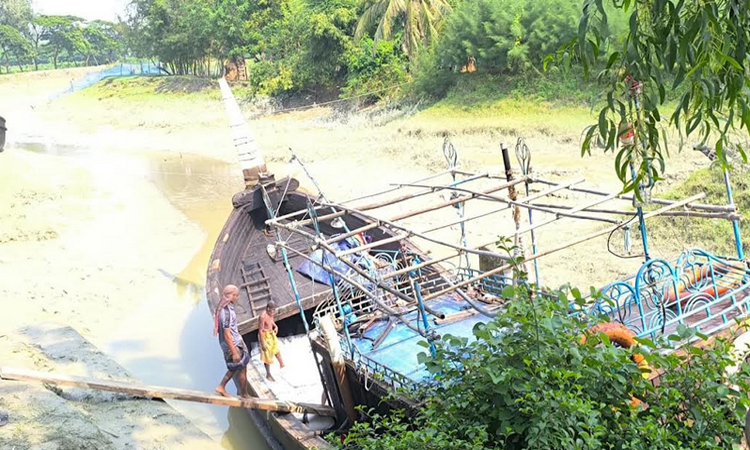 নোয়াখালীতে ট্রলার থেকে ৩৫০ বস্তা ইউরিয়া সার জব্দ