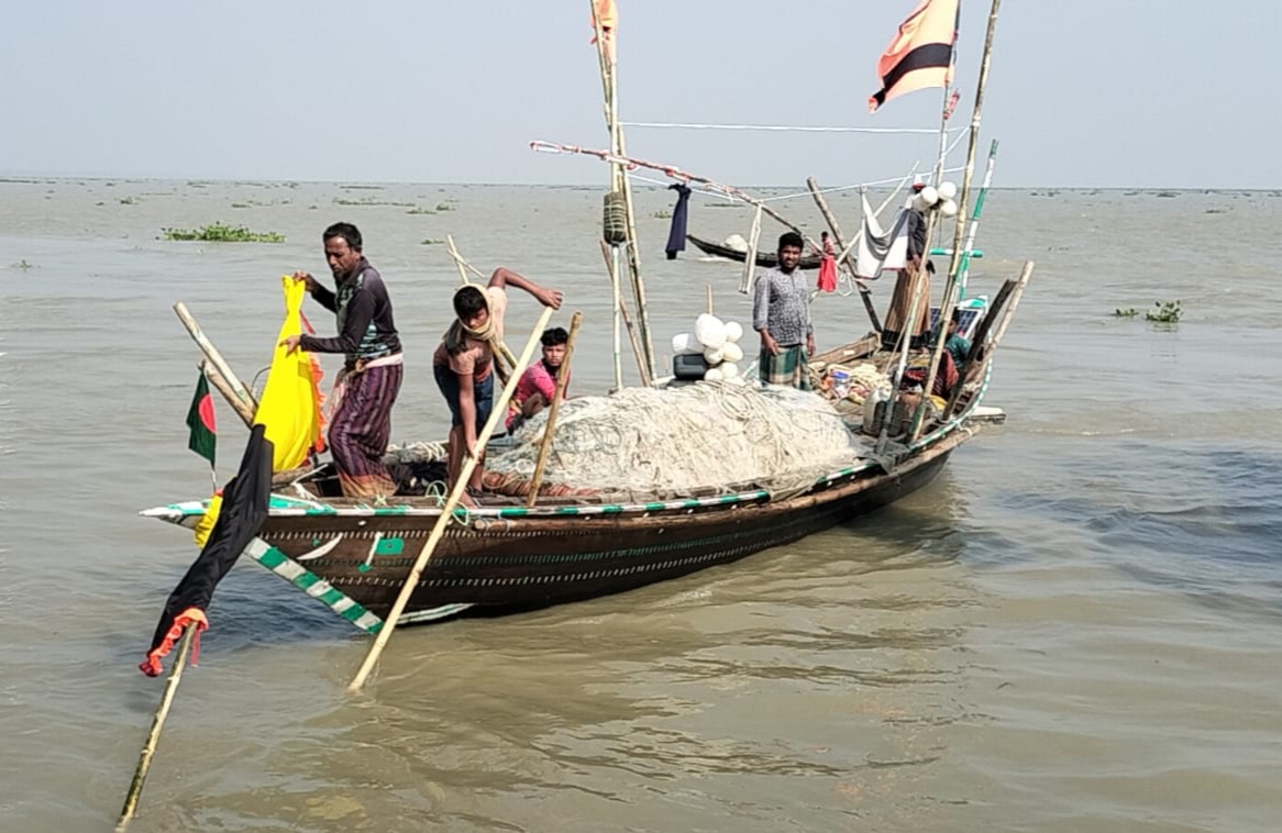 ভোলায় প্রায় ২ লাখ টন ইলিশ আহরণে নদীতে জেলেরা