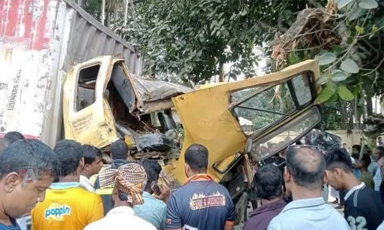 টাঙ্গাইলে গাছের সঙ্গে ধাক্কায় কাভার্ড ভ্যানচালক নিহত