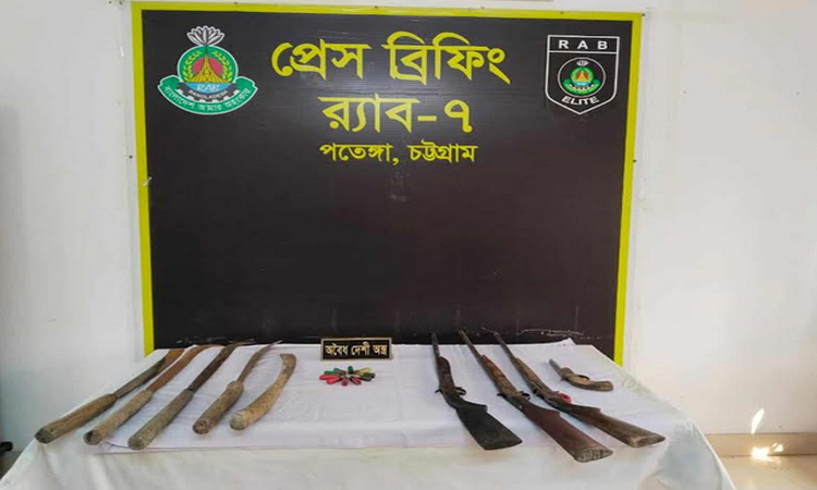 বাঁশখালীতে যৌথ অভিযানে অস্ত্র উদ্ধার