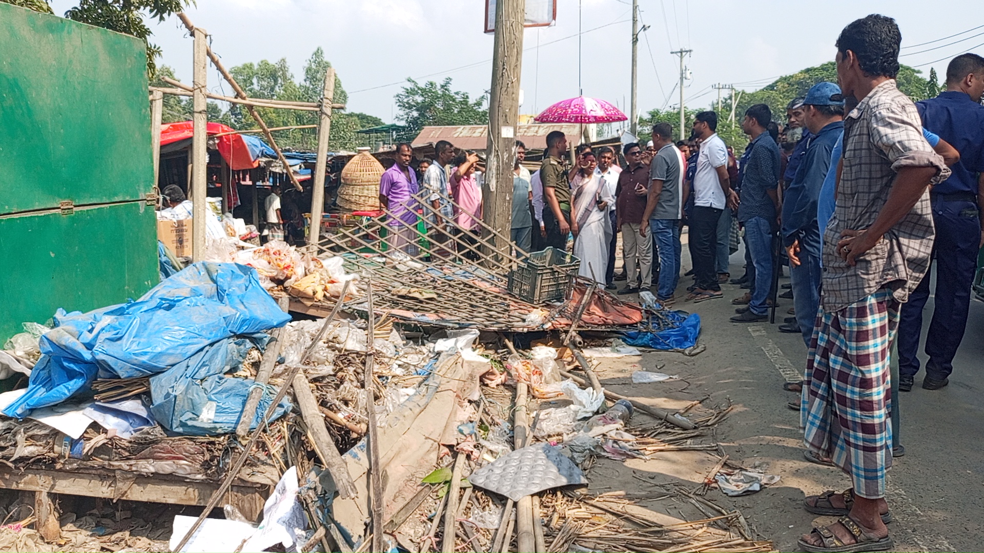 টাঙ্গাইলে সড়কের পাশে অবৈধ স্থাপনা উচ্ছেদ