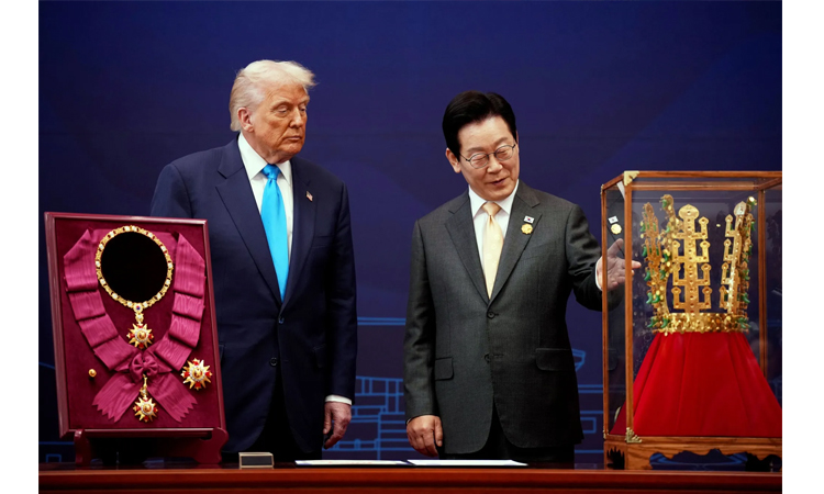 রাজাপ্রেমী ট্রাম্পকে দক্ষিণ কোরিয়ার রাজাদের সোনার মুকুট উপহার