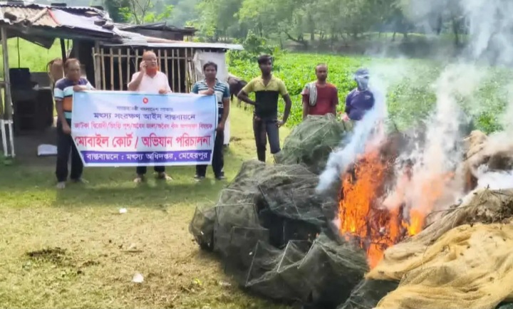 মেহেরপুরে আড়াই হাজার মিটার চায়না দুয়ারী জাল ধ্বংস