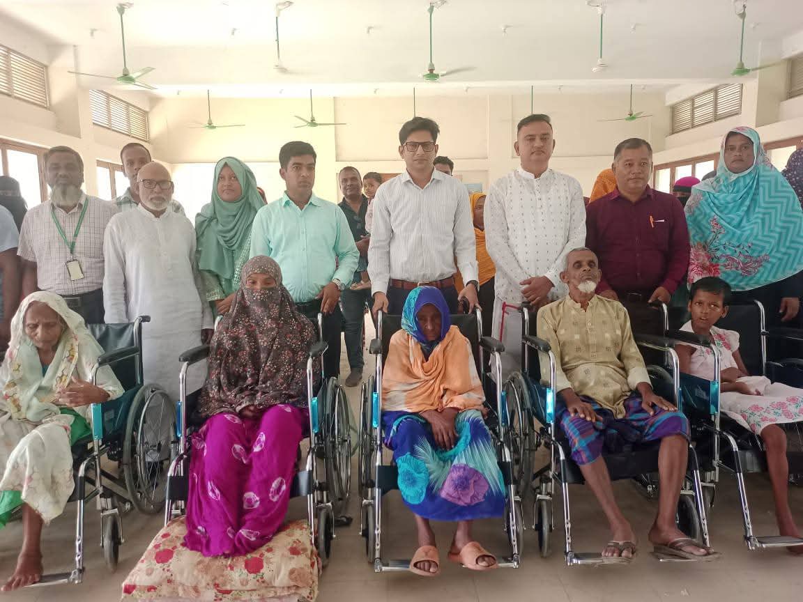 টাঙ্গাইলে প্রতিবন্ধীদের মধ্যে হুইলচেয়ার বিতরণ