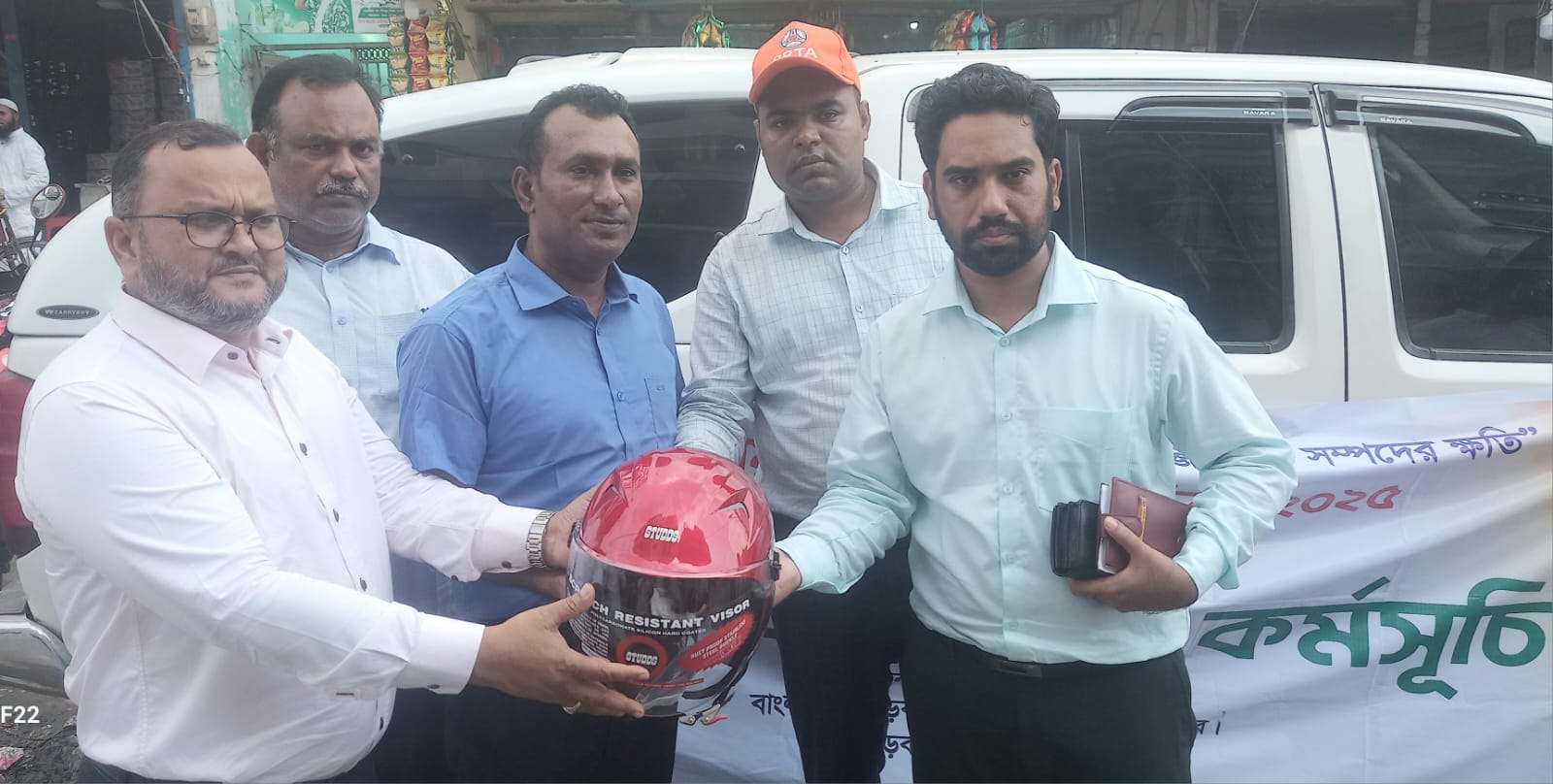 চাঁদপুরে একশ’ জন চালককে বিনামূল্যে হেলমেট প্রদান
