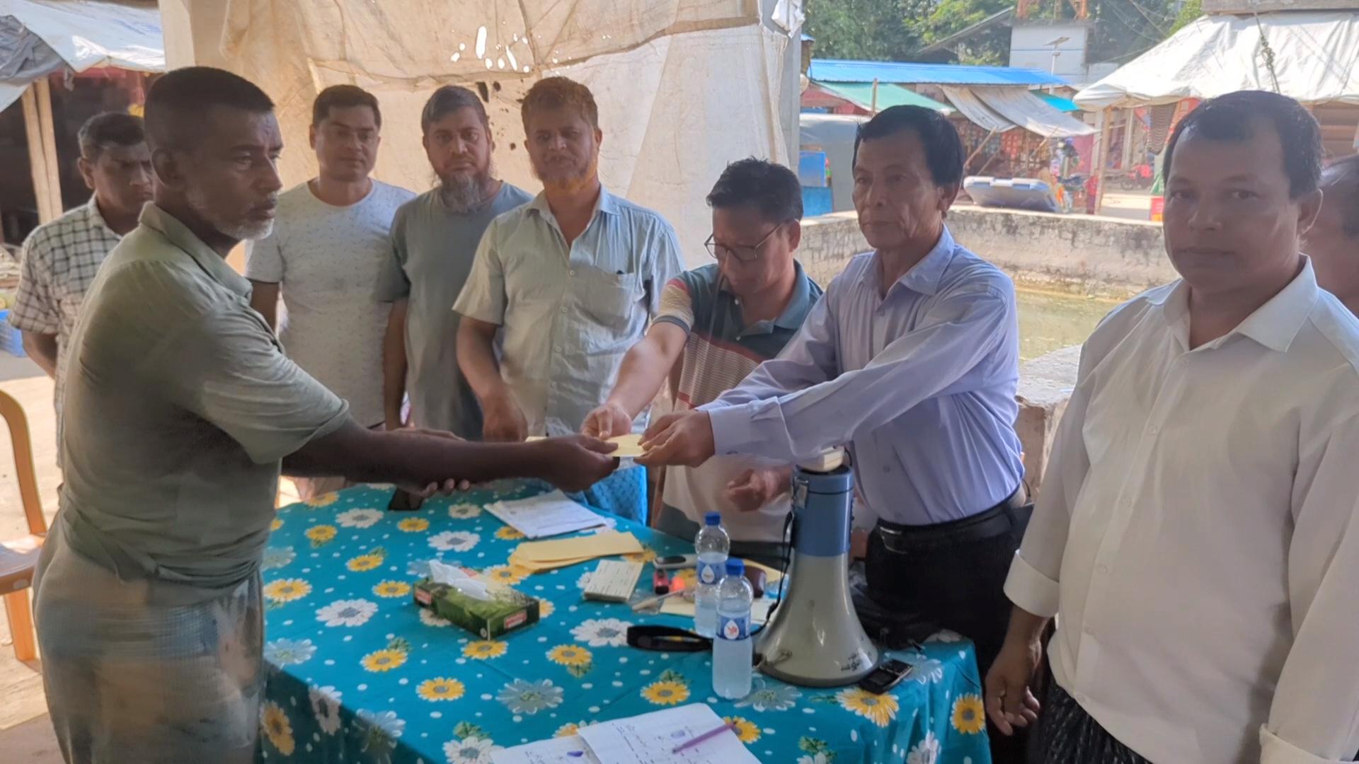 বান্দরবানের অগ্নিকাণ্ডে ক্ষতিগ্রস্তদের পাশে জেলা পরিষদ 