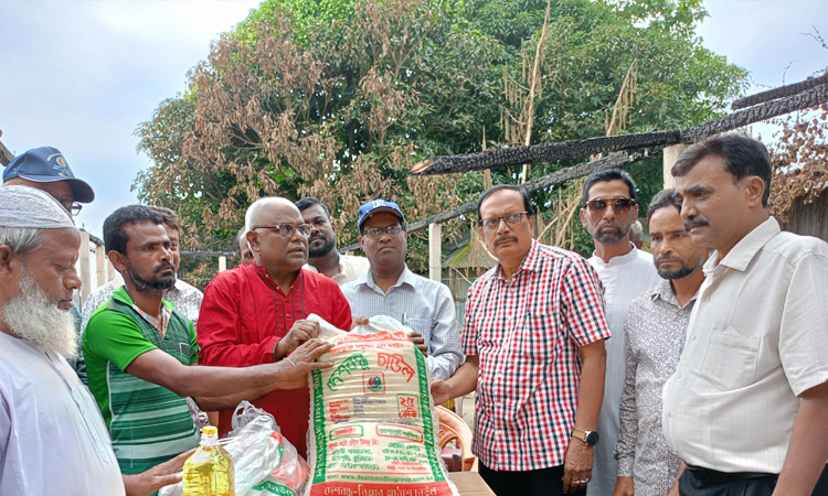 কুড়িগ্রামে আগুনে সর্বস্ব হারানো জুয়েলের পাশে চর উন্নয়ন কমিটি
