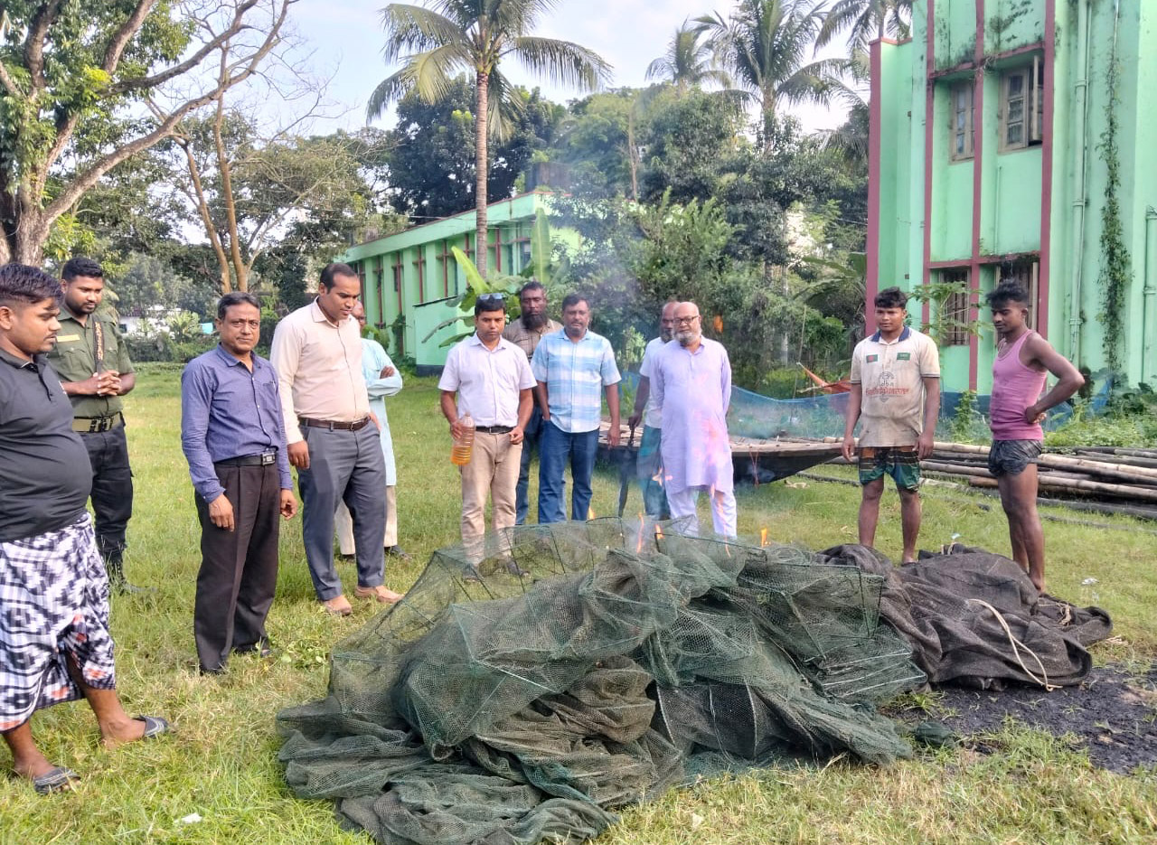 নওগাঁয় নিষিদ্ধ জাল জব্দ, জরিমানা