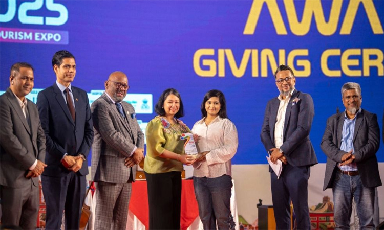 পর্যটন খাতে অবদানের জন্য পুরস্কার পেয়েছেন ৩ সাংবাদিকসহ ১৩ জন