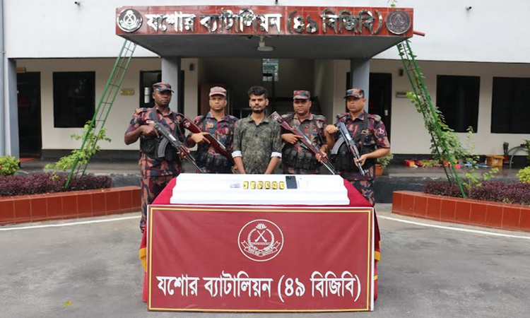 যশোরে ছয়টি স্বর্ণের বার সহ পাচারকারী আটক