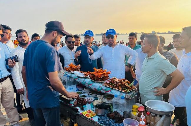 পতেঙ্গা সমুদ্র সৈকতে অবৈধ দখলদারদের বিরুদ্ধে আইনি ব্যবস্থা নেওয়া হবে : চসিক মেয়র 