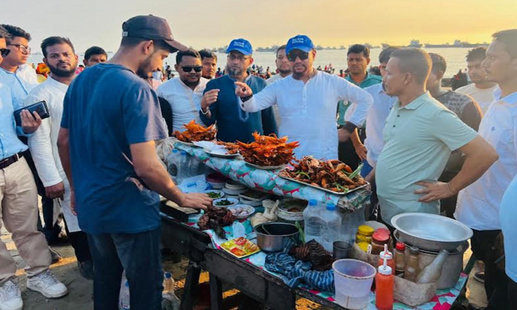 পতেঙ্গা সমুদ্র সৈকতে অবৈধ দখলদারদের বিরুদ্ধে আইনি ব্যবস্থা নেয়া হবে : চসিক মেয়র 