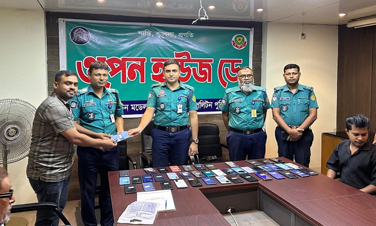 উদ্ধারকৃত ৪৬টি মোবাইল প্রকৃত মালিকদের বুঝিয়ে দিলো পুলিশ