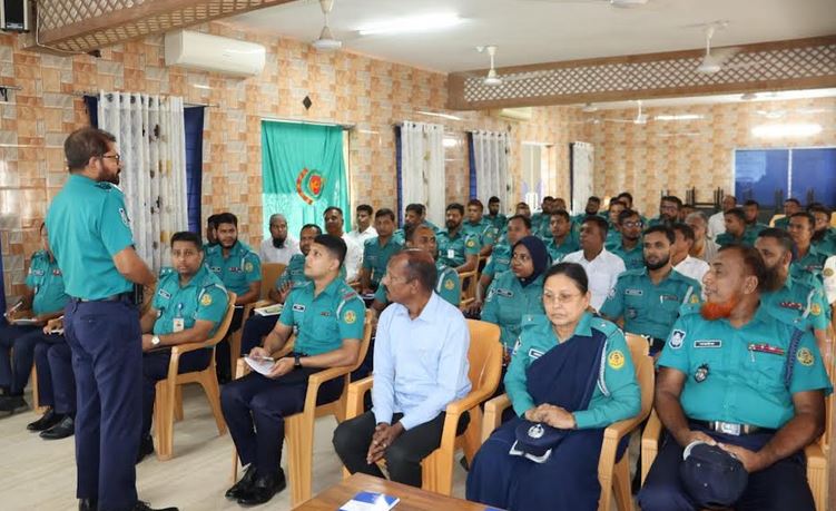 নির্বাচনী দায়িত্ব পালনে পুলিশের দক্ষতা বৃদ্ধিতে খুলনায় প্রশিক্ষণ কর্মশালার উদ্বোধন