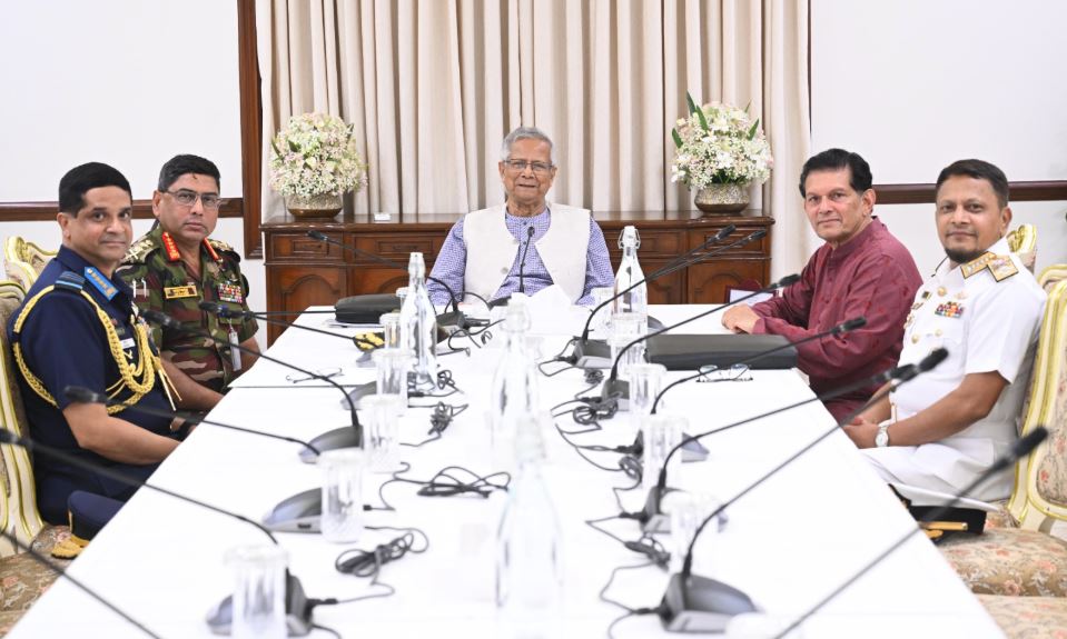 প্রধান উপদেষ্টার সঙ্গে তিন বাহিনীর প্রধানগণের সাক্ষাৎ, নির্বাচনী প্রস্তুতি নিয়ে আলোচনা
