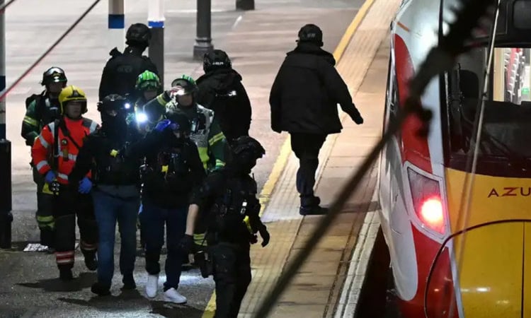 যুক্তরাজ্যের ট্রেনে ছুরিকাঘাতে আহত ১০, গ্রেফতার ২