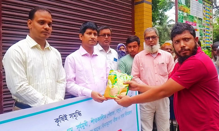রায়গঞ্জে কৃষি প্রণোদনার সার ও বীজ বিতরণ