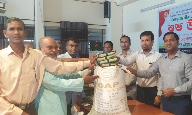 নাটোরে কৃষি প্রণোদনা প্রদান শুরু