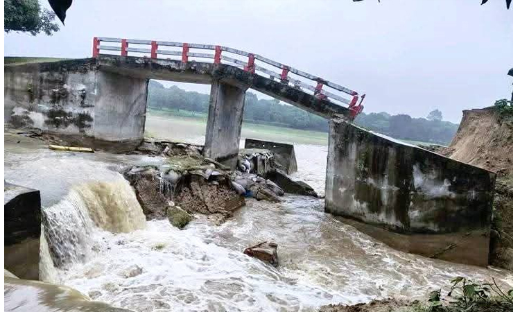 চাঁপাইনবাবগঞ্জে ভারী বৃষ্টিতে পানির নিচে ফসলি জমি, ভেঙে পড়েছে সড়ক