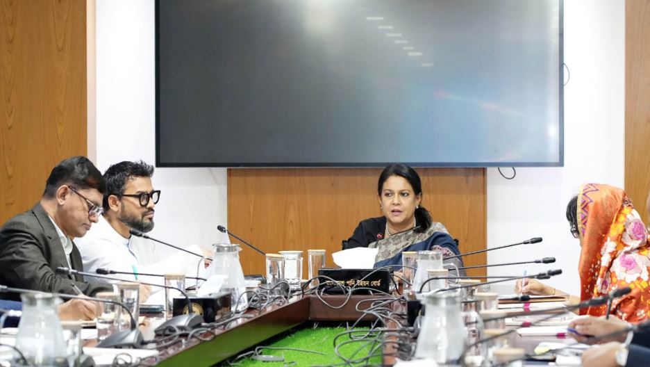 ঢাকার বায়ুদূষণ রোধে সংশ্লিষ্ট সংস্থাগুলোকে একযোগে অভিযানে নামার নির্দেশ পরিবেশ উপদেষ্টার