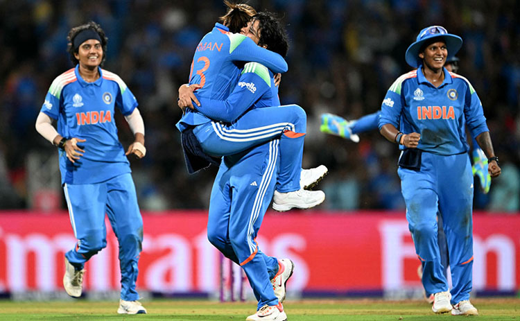 দক্ষিণ আফ্রিকাকে কাঁদিয়ে প্রথমবারের মত বিশ্ব চ্যাম্পিয়ন ভারত