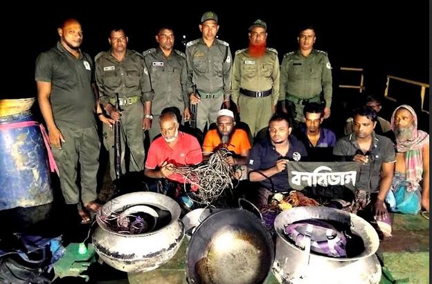 সুন্দরবনের শরণখোলা রেঞ্জে তিন হরিণ শিকারী আটক 