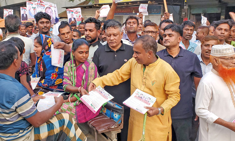 গাবতলীতে খালেদা জিয়ার পক্ষে গণসংযোগে মানুষের ঢল