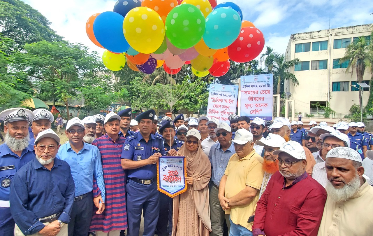 বগুড়ায় ট্রাফিক সপ্তাহে র‌্যালি ও লিফলেট বিতরণ