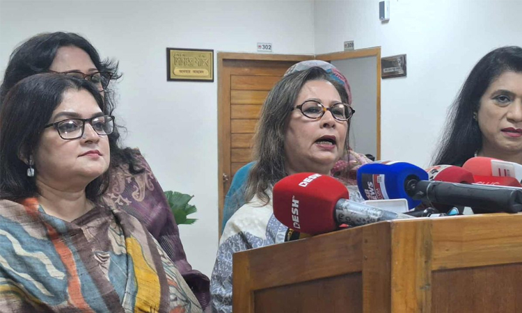 সিইসির কাছে নেত্রীদের দাবি: নারীরা যেন স্বাচ্ছন্দ্যে ভোট দিতে পারেন