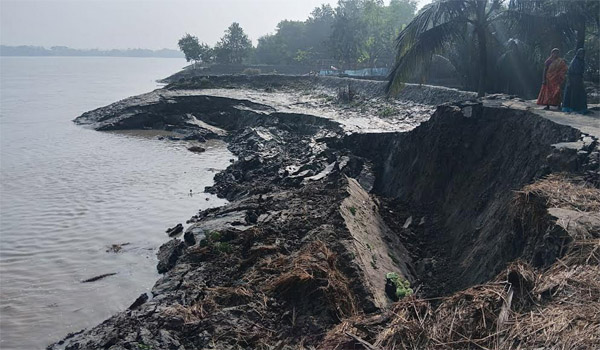 খুলনার ঝপঝপিয়া নদীর ভাঙনে আতঙ্কে ছয় গ্রামের বাসিন্দা 