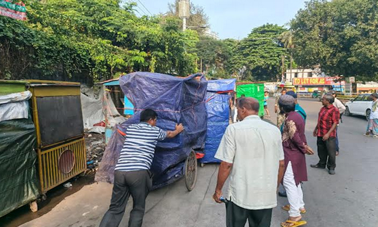 চট্টগ্রামে ৬০টি অবৈধ ভ্রাম্যমাণ দোকান অপসারণ করেছে চসিক