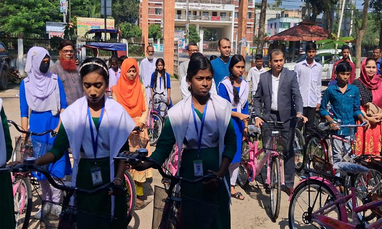 মাগুরায় অসচ্ছল শিক্ষার্থীদের মধ্যে বাইসাইকেল বিতরণ
