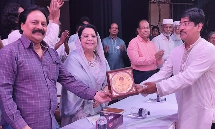 মানিকগঞ্জে শিল্পকলা একাডেমির ডিজিকে সংবর্ধনা