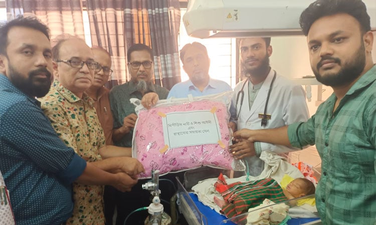 দিনাজপুর মেডিকেলে পরিত্যক্ত নবজাতকের পাশে বিএনপির সহায়তা সেল