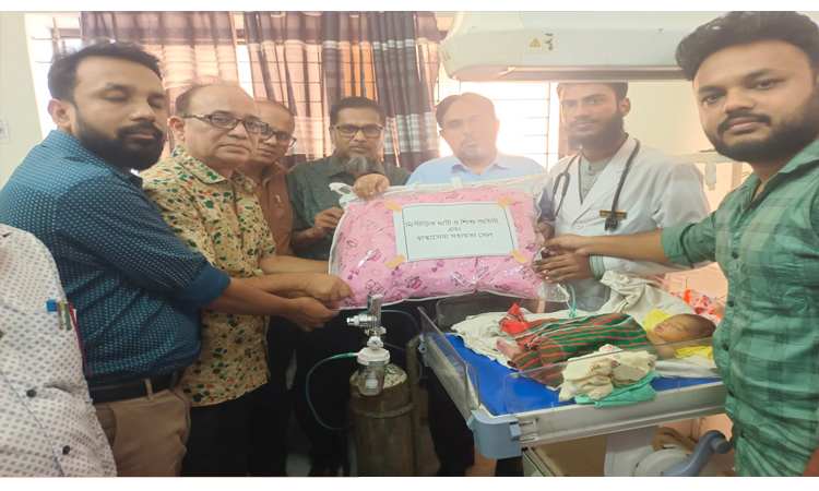 দিনাজপুর হাসপাতালে রেখে যাওয়া শিশুকে তারেক রহমানের উপহার প্রদান