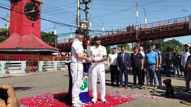 সিলেটে দেড়শ বছরের ঐতিহাসিক ঘড়িঘরের সামনে টেস্ট ট্রফি উন্মোচন
