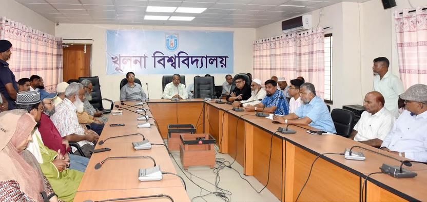 খুবি উপাচার্যের সাথে নিরাপত্তা কর্মকর্তা-কর্মচারীদের মতবিনিময়