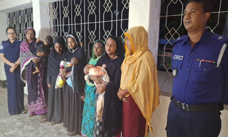 লক্ষ্মীপুর সদর হাসপাতালে রোগী সেজে চুরি,৭ নারী গ্রেফতার