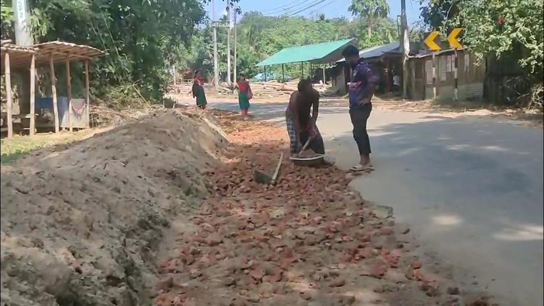 খাগড়াছড়িতে সাজেকগামী সড়ক প্রশস্ত করা হচ্ছে
