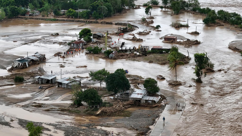 ফিলিপাইনে ঘূর্ণিঝড়ের তাণ্ডবে নিহত ৫
