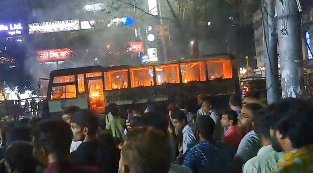 নাশকতা সৃষ্টির লক্ষ্যে বাসে আগুন দিচ্ছে অগ্নি সন্ত্রাসীরা 