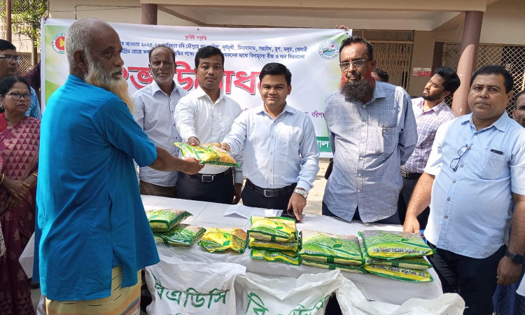 বরিশালে কৃষকদের বিনামূল্যে সার ও বীজ বিতরণ
