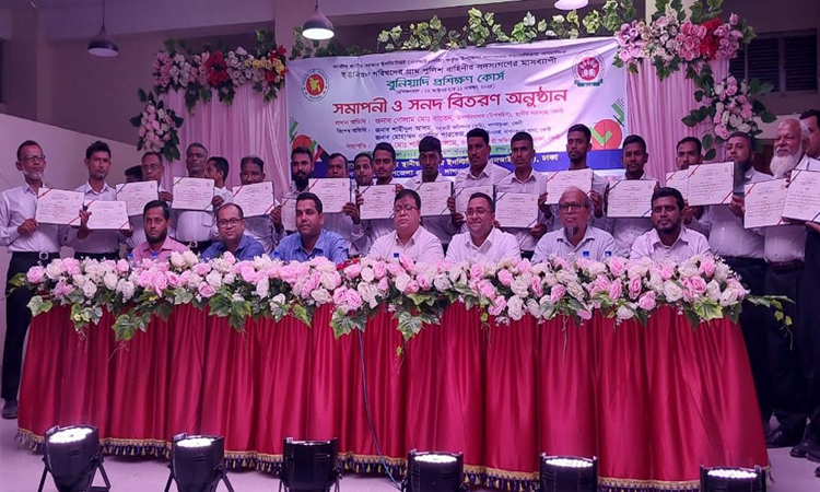 ফেনীতে গ্রাম পুলিশের বুনিয়াদি প্রশিক্ষণের সমাপনী 