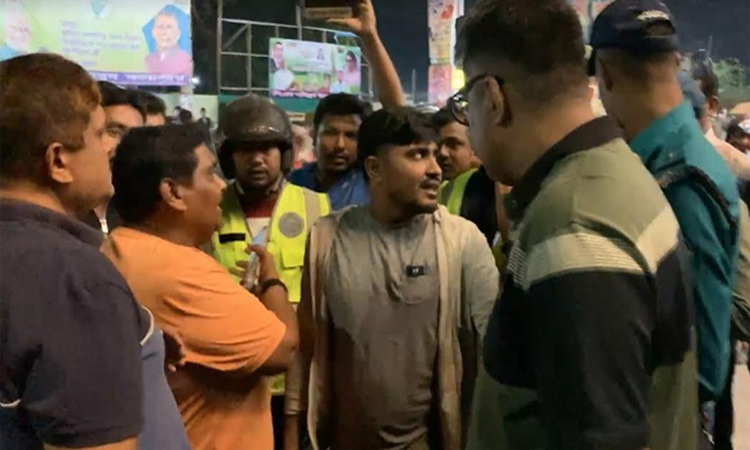 খুলনায় যুবলীগ-ছাত্রলীগের ঝটিকা মিছিল, আটক ৫ : এনসিপি’র অফিসে হামলা